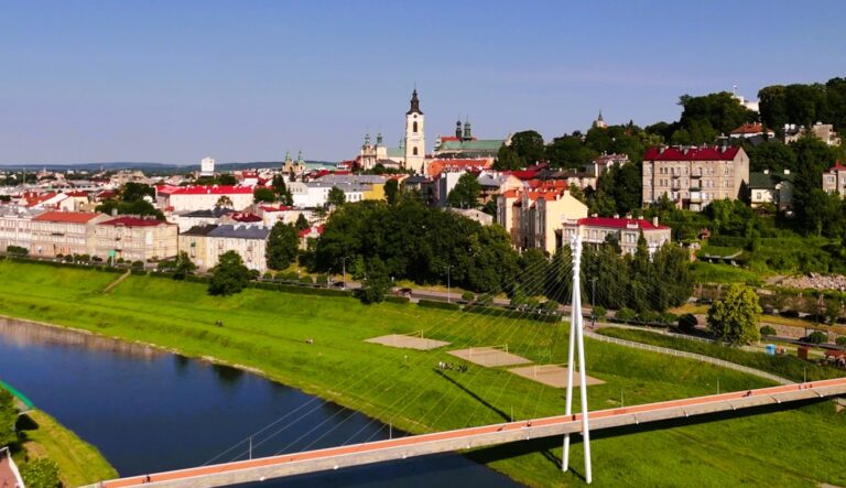 Panorama Przemyśla z widokiem na most pieszy i stare miasto na wzgórzu.